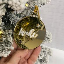 Cargar imagen en el visor de la galería, Bola espejo oro y nombre relieve blanco