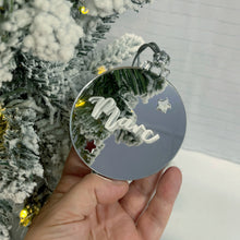 Cargar imagen en el visor de la galería, Bola espejo plata y nombre relieve blanco