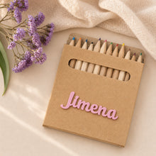Cargar imagen en el visor de la galería, PACK REGALO Lápiz, libreta y colores con nombre en relieve color