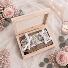 Cargar imagen en el visor de la galería, Caja de madera para alianzas modelo Love