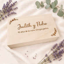 Cargar imagen en el visor de la galería, Caja de madera modelo Floral