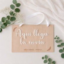 Cargar imagen en el visor de la galería, Cartel AQUÍ LLEGA LA NOVIA. Varios textos a elegir