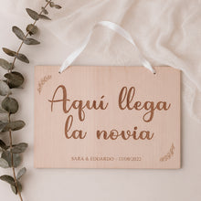 Cargar imagen en el visor de la galería, Cartel AQUÍ LLEGA LA NOVIA. Varios textos a elegir
