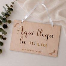 Cargar imagen en el visor de la galería, Cartel AQUÍ LLEGA LA NOVIA. Varios textos a elegir