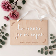 Cargar imagen en el visor de la galería, Cartel AQUÍ LLEGA LA NOVIA. Varios textos a elegir