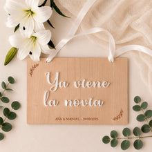 Cargar imagen en el visor de la galería, Cartel AQUÍ LLEGA LA NOVIA. Varios textos a elegir