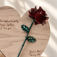 Cargar imagen en el visor de la galería, Corazón con rosa forjada, madera oscura