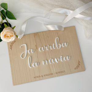 Cartel AQUÍ LLEGA LA NOVIA. Varios textos a elegir