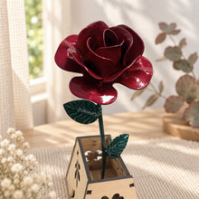 Cargar imagen en el visor de la galería, Jarrón de madera personalizado con rosa forjada