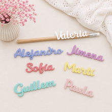 Cargar imagen en el visor de la galería, Lápiz con nombre en relieve de color
