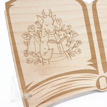 Cargar imagen en el visor de la galería, Libro de madera Sant Jordi, con rosa y dedicatoria