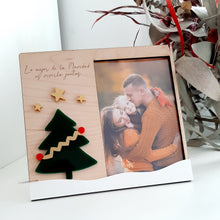 Cargar imagen en el visor de la galería, Marco de madera con adornos navideños