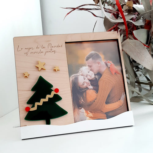 Marco de madera con adornos navideños