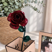 Cargar imagen en el visor de la galería, Marco de fotos con dedicatoria personalizada y rosa forjada