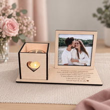 Cargar imagen en el visor de la galería, Base de madera con portavelas y marco de fotos