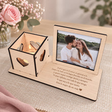 Cargar imagen en el visor de la galería, Base de madera con portavelas y marco de fotos