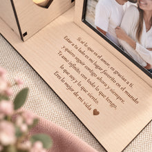 Cargar imagen en el visor de la galería, Base de madera con portavelas y marco de fotos