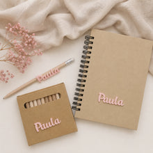 Cargar imagen en el visor de la galería, PACK REGALO Lápiz, libreta y colores con nombre en relieve color