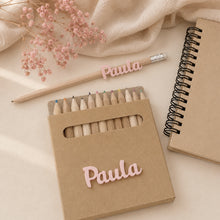Cargar imagen en el visor de la galería, PACK REGALO Lápiz, libreta y colores con nombre en relieve color