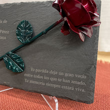 Cargar imagen en el visor de la galería, Pizarra conmemorativa para fallecidos con rosa forjada - Modelo CORAZONES