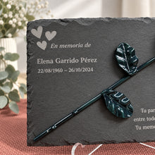 Cargar imagen en el visor de la galería, Pizarra conmemorativa para fallecidos con rosa forjada - Modelo CORAZONES