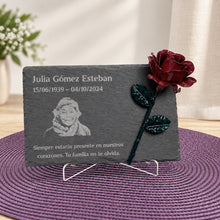 Cargar imagen en el visor de la galería, Pizarra conmemorativa con FOTO y rosa forjada