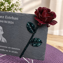 Cargar imagen en el visor de la galería, Pizarra conmemorativa con FOTO y rosa forjada