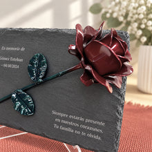 Cargar imagen en el visor de la galería, Pizarra conmemorativa para fallecidos con rosa forjada - Modelo PALOMA