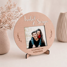 Cargar imagen en el visor de la galería, Placa con dedicatoria personalizada y marco de fotos