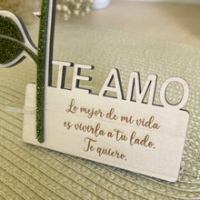Cargar imagen en el visor de la galería, Rosa de madera y metacrilato glitter