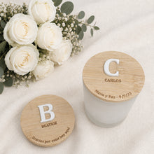Cargar imagen en el visor de la galería, Vela con tapa de bambú inicial y grabado personalizado