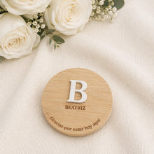 Cargar imagen en el visor de la galería, Vela con tapa de bambú inicial y grabado personalizado