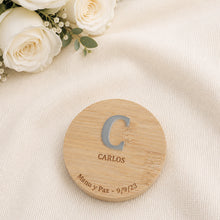 Cargar imagen en el visor de la galería, Vela con tapa de bambú inicial y grabado personalizado