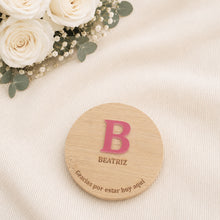 Cargar imagen en el visor de la galería, Vela con tapa de bambú inicial y grabado personalizado