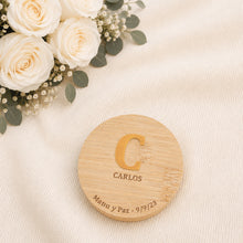 Cargar imagen en el visor de la galería, Vela con tapa de bambú inicial y grabado personalizado