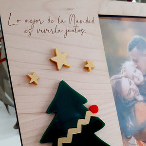 Marco de madera con adornos navideños