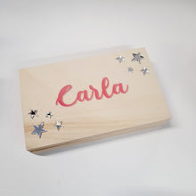 Cargar imagen en el visor de la galería, Caja de madera nombre en relieve