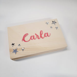 Caja de madera nombre en relieve