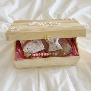 Caja de recuerdos nombre en relieve
