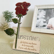 Cargar imagen en el visor de la galería, Rosa de madera y metacrilato glitter