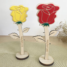 Cargar imagen en el visor de la galería, Rosa de madera y metacrilato rojo o amarillo